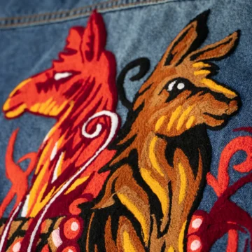 Casaca Azul Llama plano detalle Llama Casaca Denim Para Hombre Con Bordado Artesanal LOOCH Azul