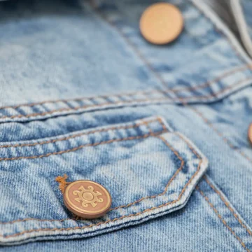 Casaca Celeste Llama plano boton Llama Casaca Denim Para Hombre Con Bordado Artesanal LOOCH Celeste