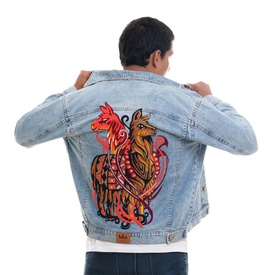 Casaca Hombre Celeste Llama posterior postura Casaca Hombre Celeste Llama posterior postura